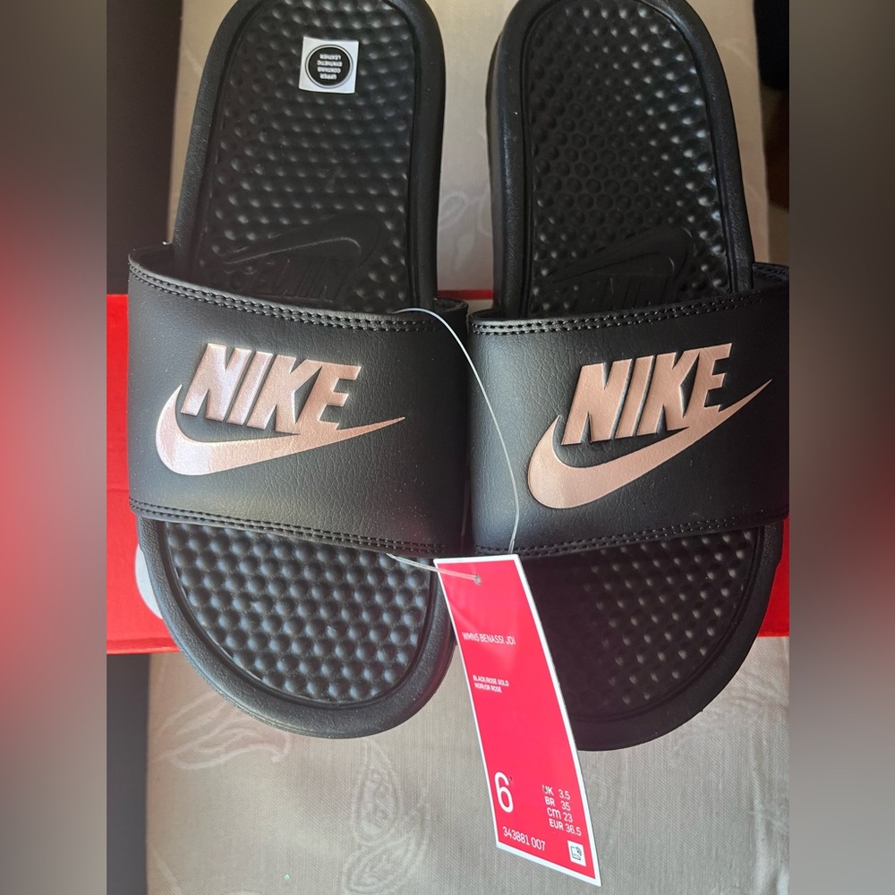 Nike Women’s Benassi Slide in Black & Rose Gold Sizes 6& 7 NWT - Picture 5 of 7
